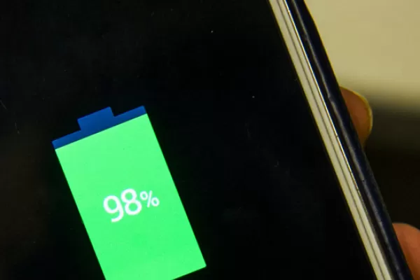 Cuatro consejos para cargar el celular y que la batería te dure todo el día