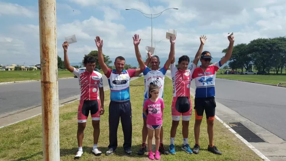FELIZ. Carlos Castillo (centro) festejó la victoria junto a su hija Nicole. gentileza asociación ciclística tucmana 