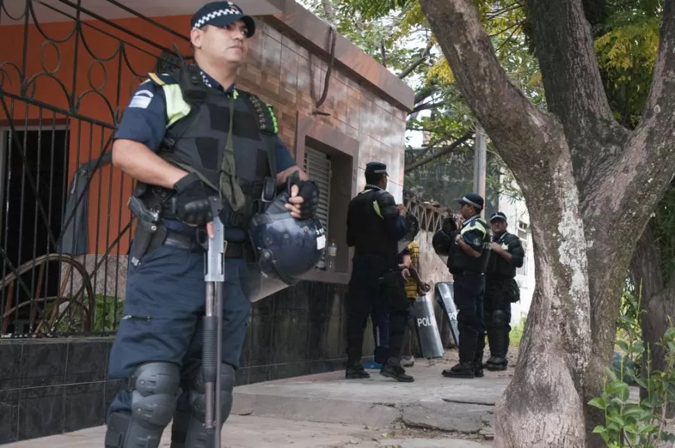 ACUSADOS, La Policía montó todo un operativo para proteger la vivienda que los vecinos querían quemar en el barrio El Molino. la gaceta / foto de diego aráoz 