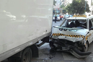 Un camión impactó contra un semáforo en una esquina céntrica