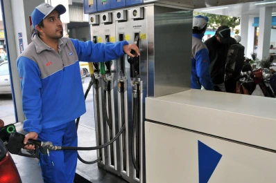 Estaciones de servicio evalúan cobrar un plus por cada litro de nafta
