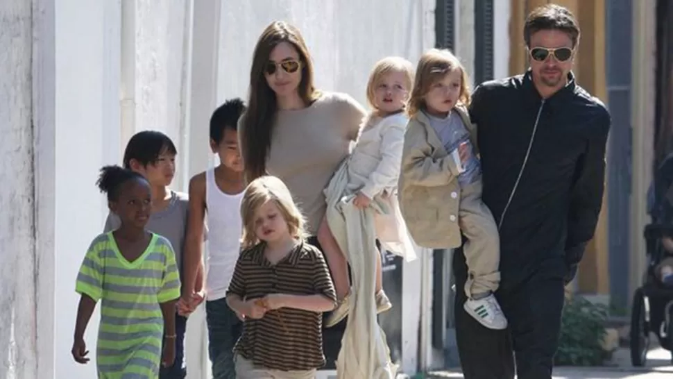 Angelina Jolie, Brad Pitt y sus niños. FOTO TOMADA DE TWITTER