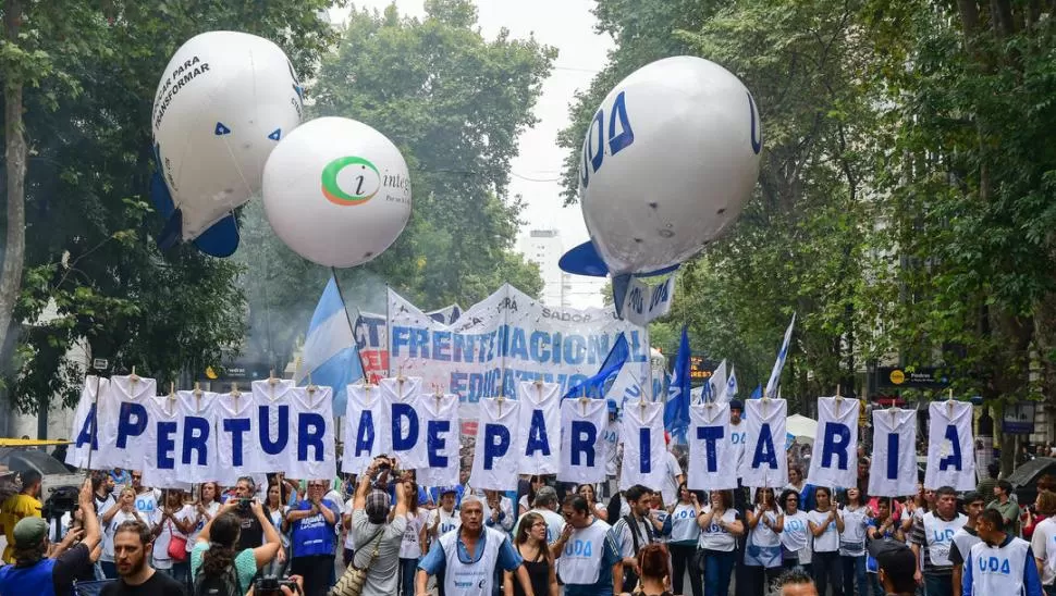 MAREA DE MAESTROS. Desde la organización de la marcha estimaron que alrededor de 400.000 manifestantes se sumaron al reclamo contra el Gobierno. telam
