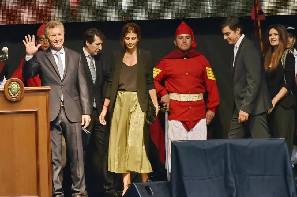 DURANTE EL ACTO. El presidente Macri y el gobernador Urtubey compartieron el escenario con sus esposas. la gaceta salta / foto de marcelo miller
