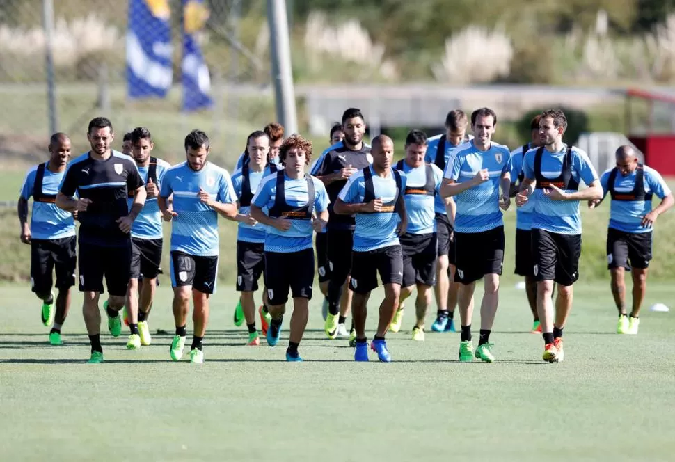PREPARADOS. El plantel uruguayo se entrena para el duelo contra Brasil.  reuters 