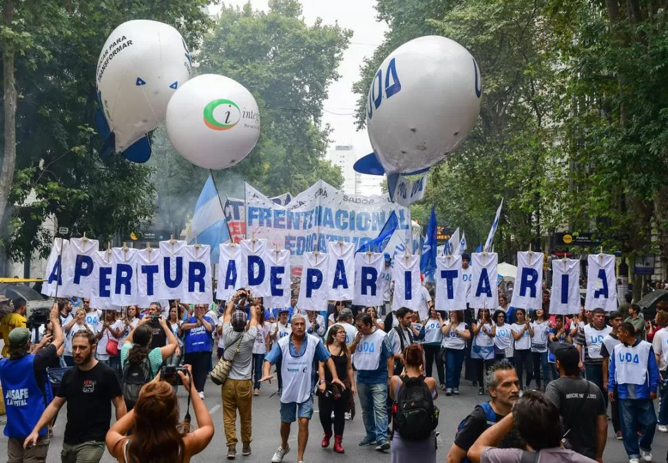 MAREA DE MAESTROS. Desde la organización de la marcha estimaron que alrededor de 400.000 manifestantes se sumaron al reclamo contra el Gobierno. telam