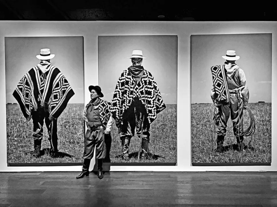 UN MODELO. El gaucho Néstor Hirtz posa delante de sus fotos de espaldas, tomadas en Tapalqué, provincia de Buenos Aires. Fotos gentileza Aldo Sessa.- 
