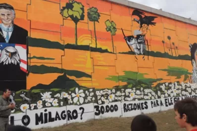 Polémica por un mural donde vinculan a Macri con los desaparecidos