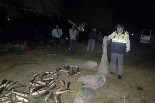 Furtivismo: secuestran 2.500 metros de redes desplegadas en el lago El Frontal