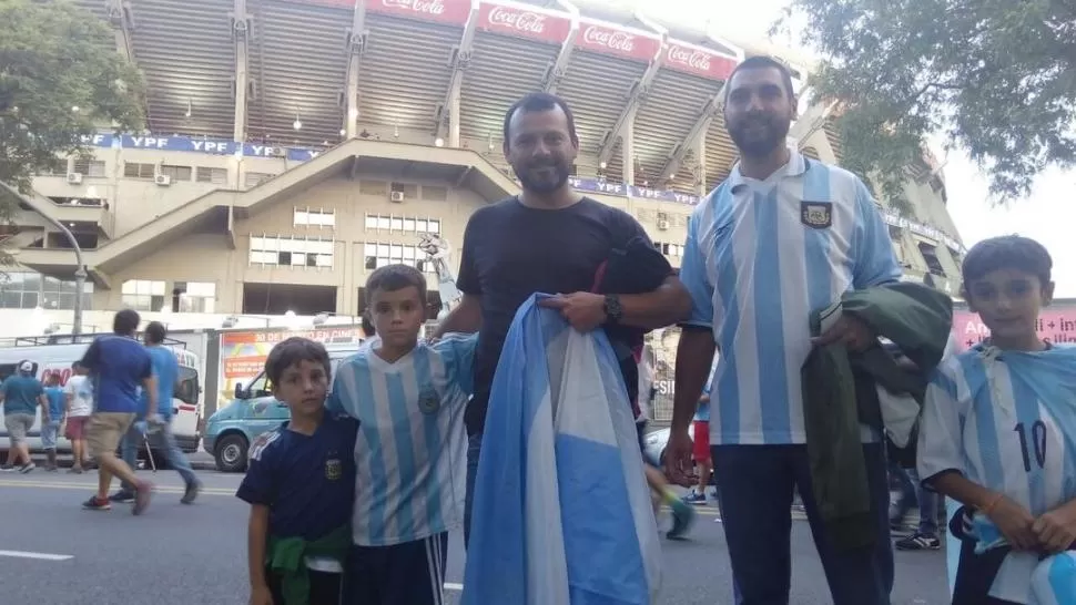 DESDE VILLA GESELL. Hugo y Luis llevaron a sus hijos al Monumental de Núñez. Fue la primera vez que vieron a la Selección.  