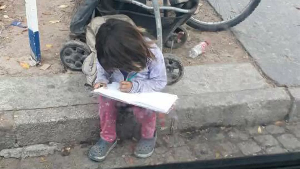 Conmueve la foto de una nena tucumana que hace los deberes en la calle
