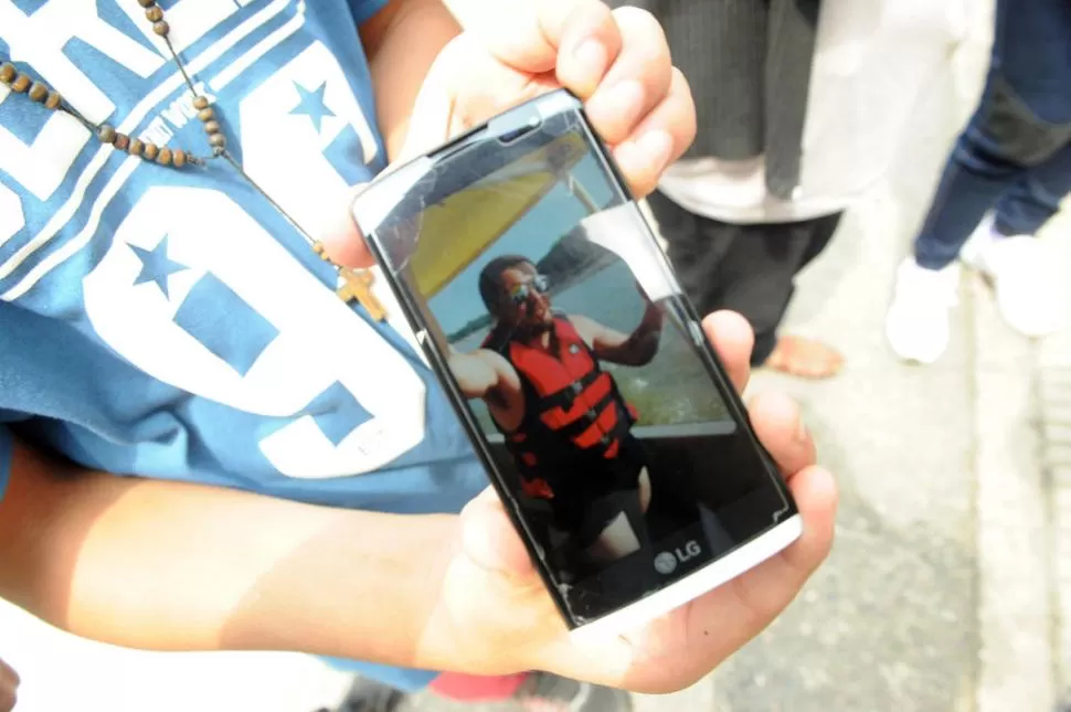 LA VÍCTIMA. El adolescente muestra la foto de su papá, fallecido el miércoles. LA GACETA / FOTO DE FRANCO VERA