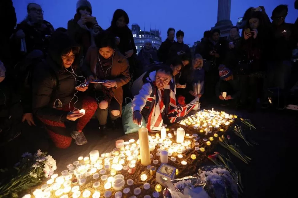 TRISTEZA. Británicos y turistas de distintas nacionalidades expresaron su pesar ayer en Trafalgar Square. reuters