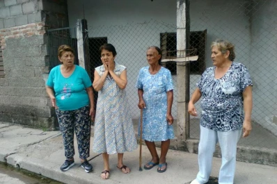 Los familiares de una mujer baleada acusan a un policía