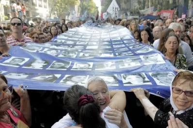 Una multitud clamó “Nunca Más” y criticó a Macri