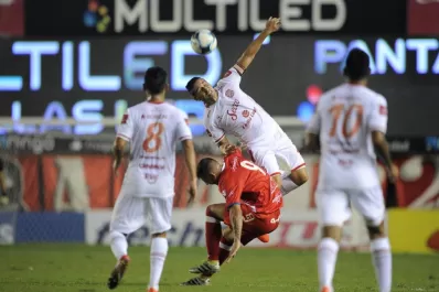 El “Santo” jugó como para llevarse un empate, pero perdió 3-1 y se sigue hundiendo