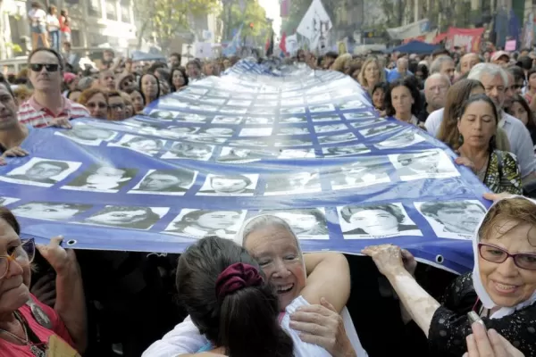 Una multitud clamó “Nunca Más” y criticó a Macri