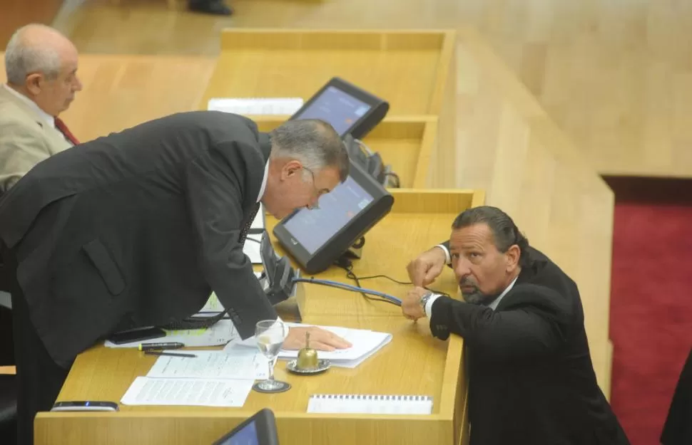 EN SESIÓN. El vicegobernador Jaldo se acerca a Juri, que lo escucha de pie. El legislador defendió el plan del PE. la gaceta / foto de antonio ferroni