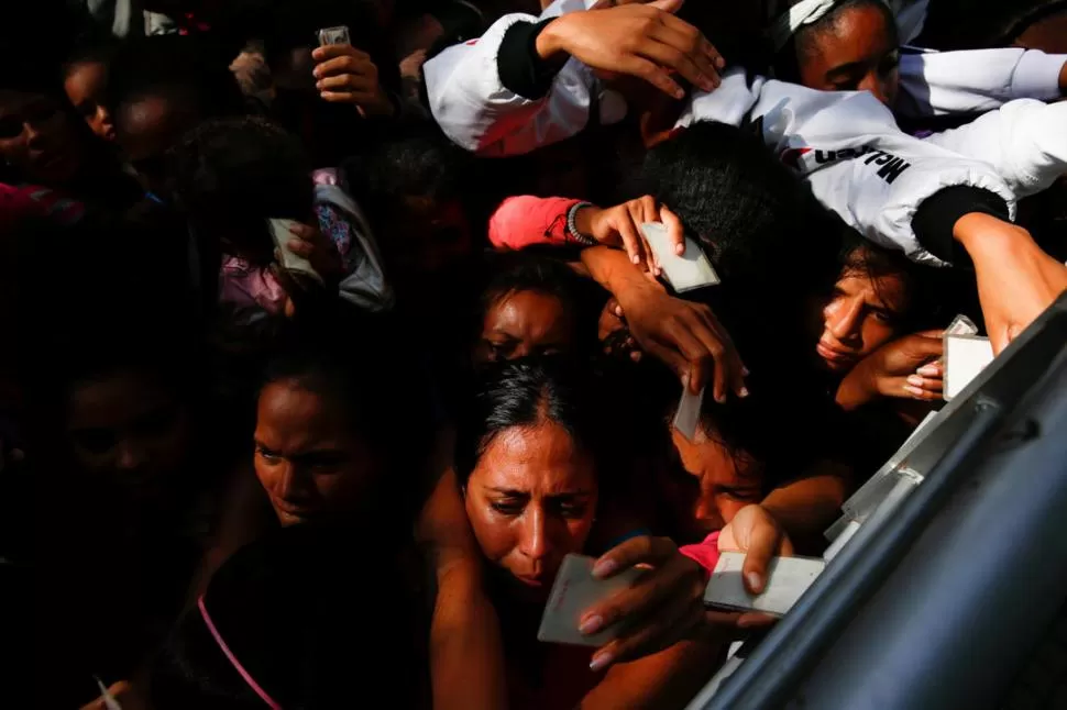 DRAMA HUMANO. Los venezolanos pujan en la puerta de una farmacia para comprar pañales para sus niños. reuters