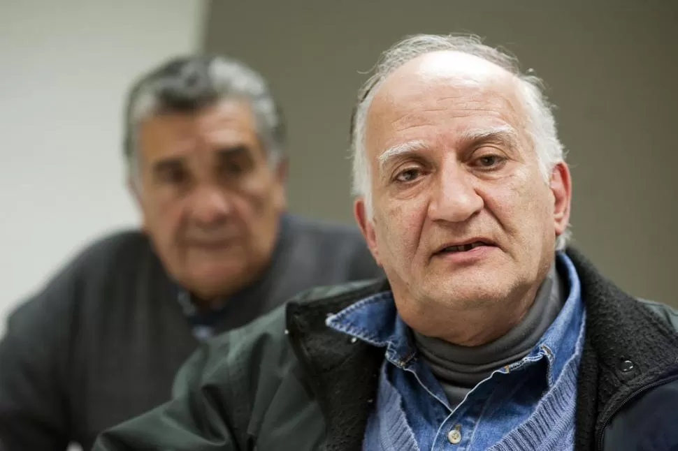EN PUGNA JUDICIAL. Saleh (al frente) y Mattassini, en una visita a LA GACETA, relatan su reclamo por el 82%. LA GACETA / foto de diego aráoz