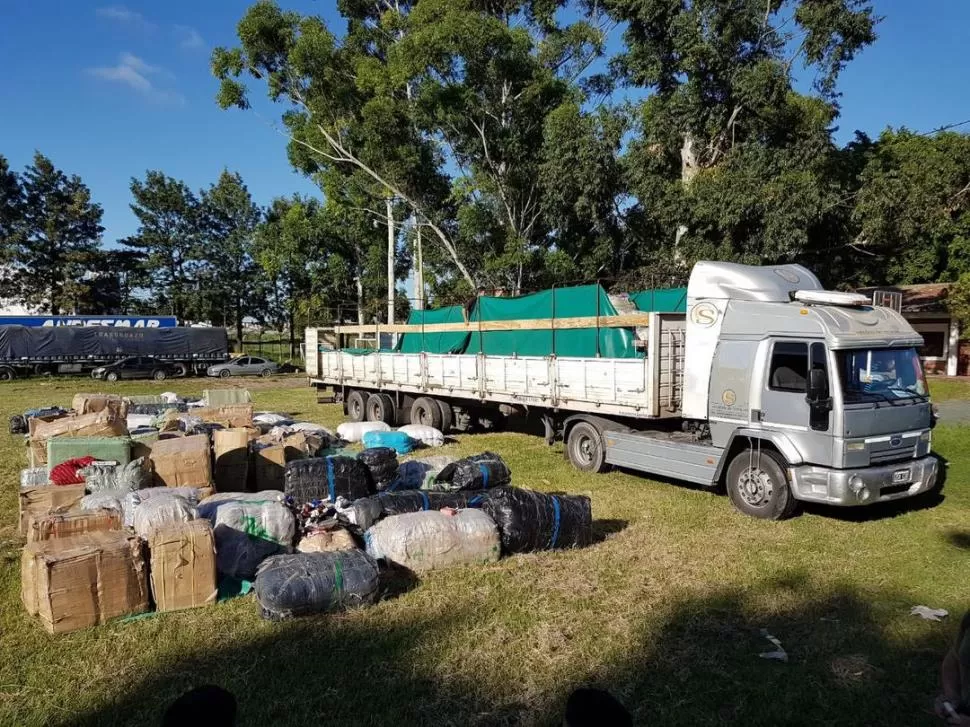 LAS PRUEBAS DEL DELITO. Los bultos con mercadería fueron acomodados a la par del camión que fue detenido por Gendarmería Nacional. fotos de policía federal