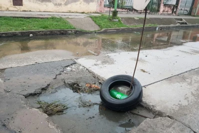 Imágenes de la calle Buenos Aires, entre el 1.500 y el 1.600, dominada por el agua