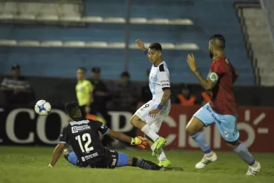 Pese a fallar un penal, Zampedri se recompuso con un doblete