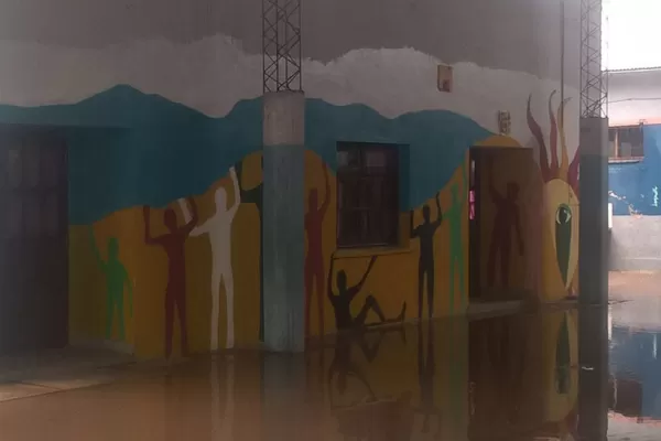 Los docentes de El Sacrificio se encuentra varados desde las 7 en la escuela