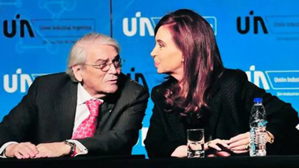 Héctor Méndez, ex titular de la UIA, junto a la ex presidenta Cristina Kirchner. ARCHIVO LA GACETA