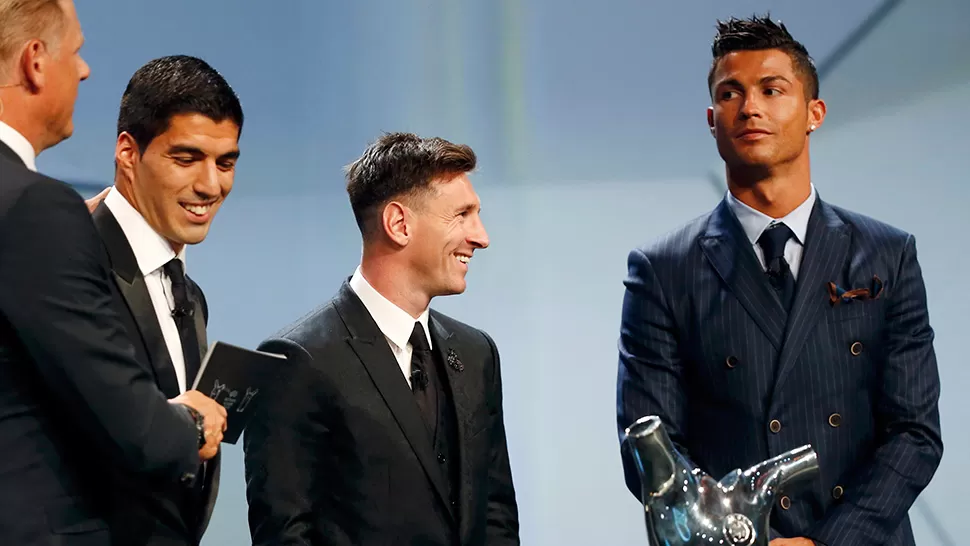 EN EL TOP 3 DE LOS MÁS RICOS EN EL FÚTBOL. CR7 (derecha) y Lionel Messi (centro), en una de las galas del Balón de Oro.
FOTO DE ARCHIVO