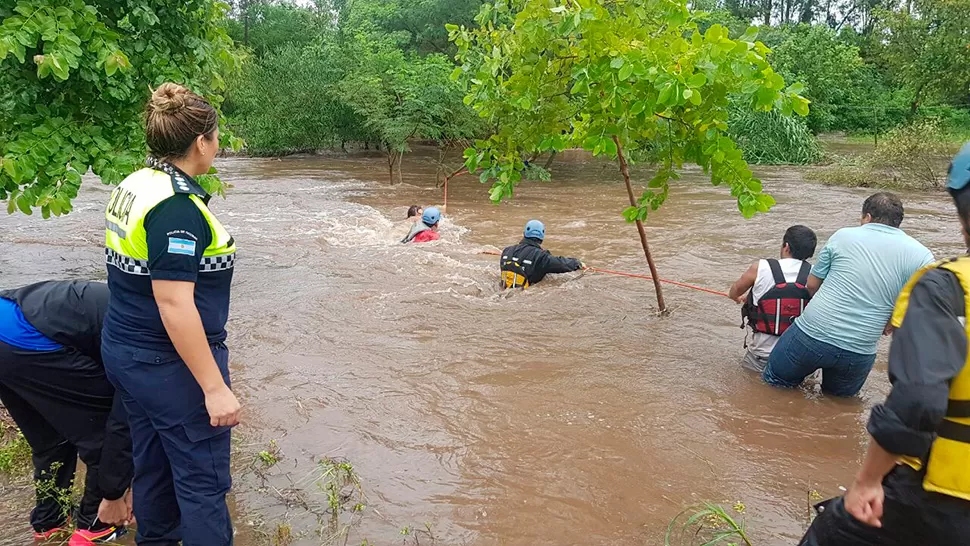 Los bomberos del sur rescataron a los afectados por las inundaciones en Graneros