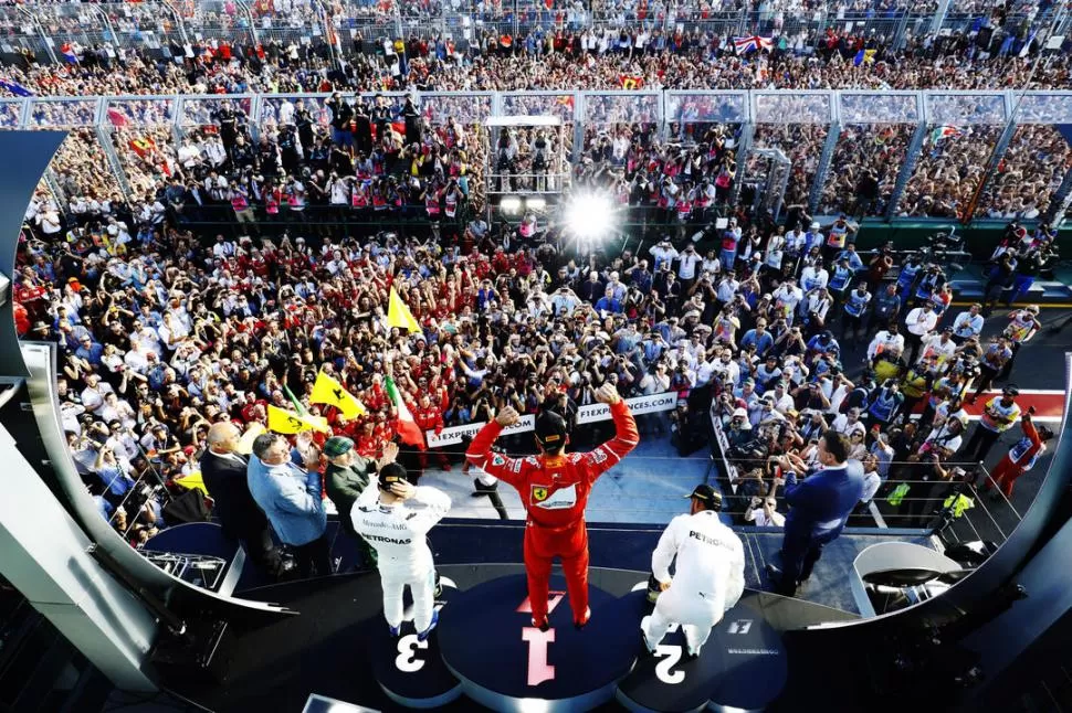 ANTE UNA MULTITUD. Vettel festeja su victoria, con Hamilton y Bottas como “compañeros”. Los “tifossi” se hicieron sentir. Foto Prensa Ferrari