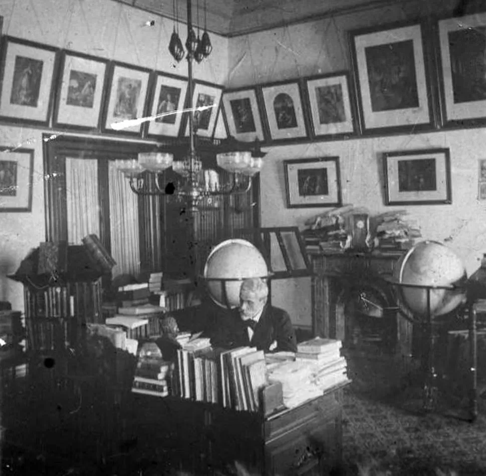 PAUL GROUSSAC. Una foto inédita muestra al célebre hombre de letras en su escritorio de la Biblioteca Nacional. 