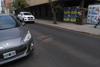 Temen que en la zona de Tribunales vuelva a colapsar el asfalto