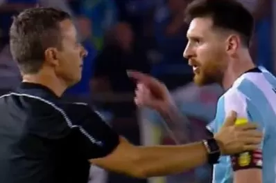 Video: los insultos de Messi al juez de línea que terminaron con una dolorosa suspensión