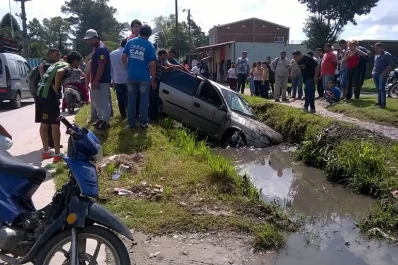 Perdió el control de su auto y terminó en una zanja