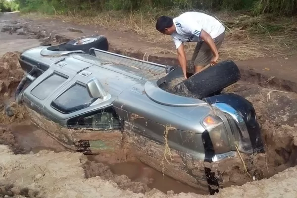 Así quedó la camioneta del docente que fue llevada por el agua en el sur provincial