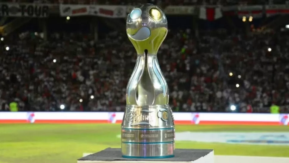 LA MÁS PRECIADA. Con el paso de los años se convirtió en el segundo trofeo más importante del fútbol argentino. FOTO TOMADA DE COPARGENTINA.ORG