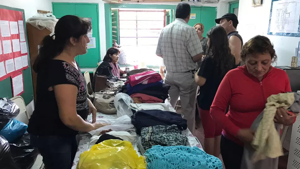 LOGÍSTICA. La escuela de La Invernada recibió a 60 personas evacuadas. LA GACETA / FOTOS DE JULIO MARENGO