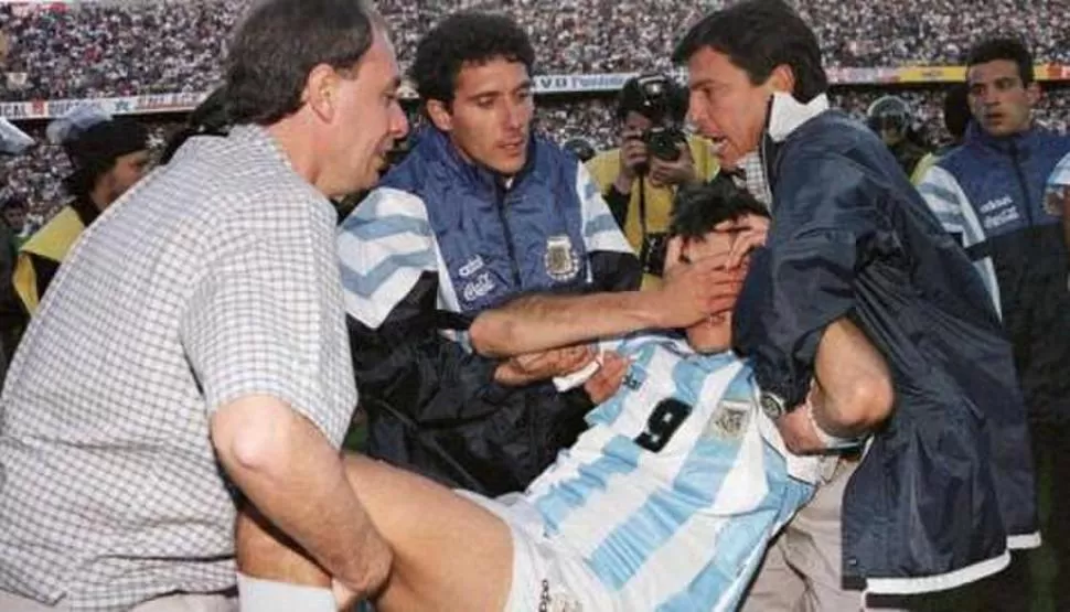EN 1997. Julio Cruz es asistido luego de recibir un golpe de un auxiliar boliviano. tn.com.ar
