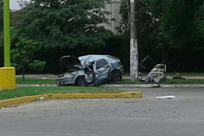 Un joven resultó herido luego de estrellar su auto contra un poste