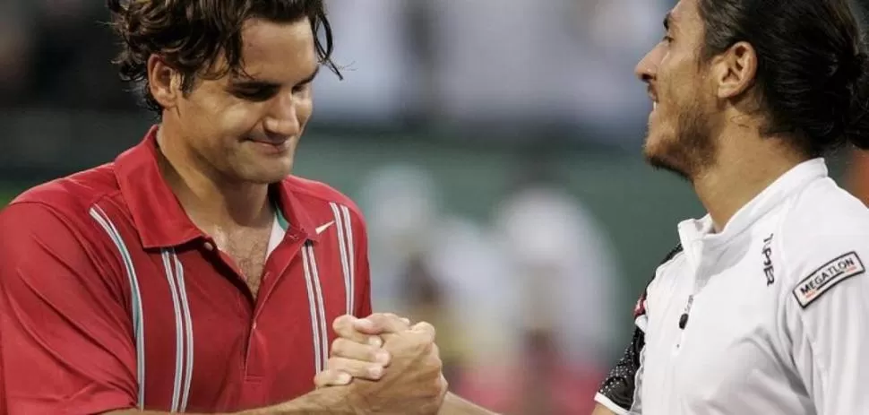 PARA EL RECUERDO. Federer saluda a Cañas después de ser derrotado en el torneo de Miami. El argentino ya está retirado; el suizo sigue asombrando con su tenis. welt.de