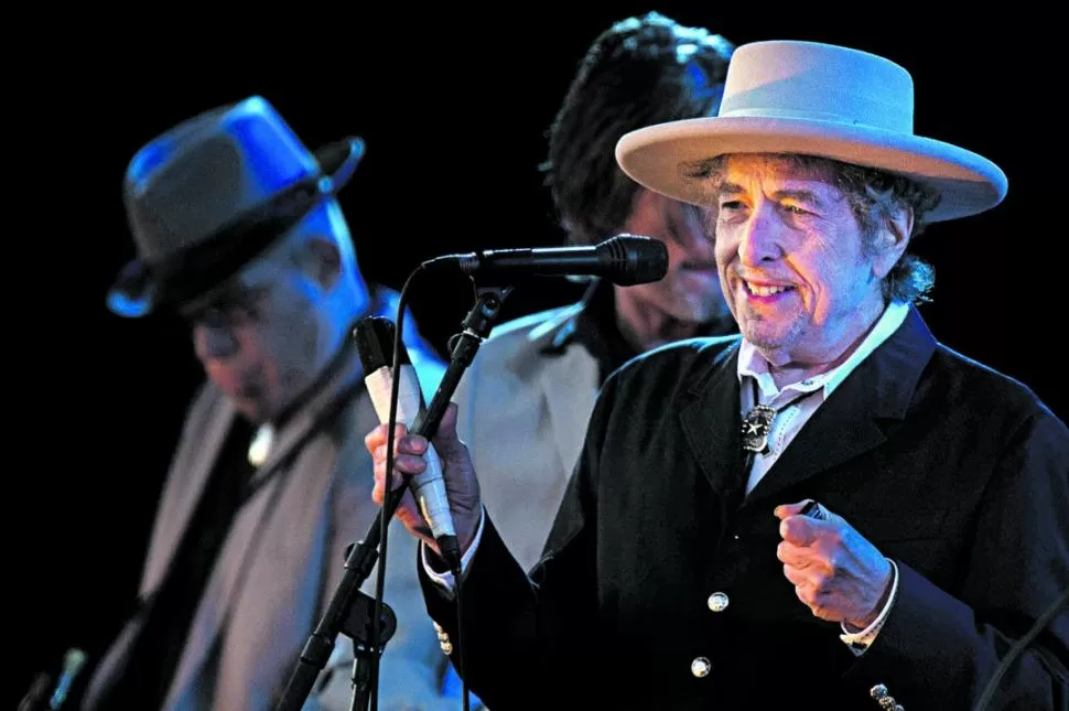 ´ÉL Y SU SOMBRERO. Dylan es uno de los artistas más influyentes en la música popular contemporánea.     