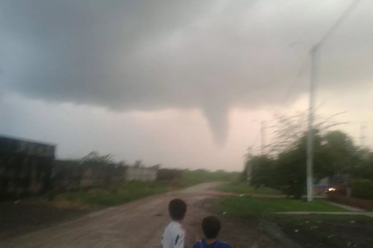 Las 10 fotos que muestran cómo fue el tornado que causó temor en el oeste de la provincia
