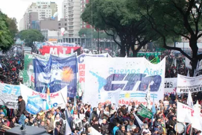 Las dos CTA marchan a Plaza de Mayo en contra del ajuste