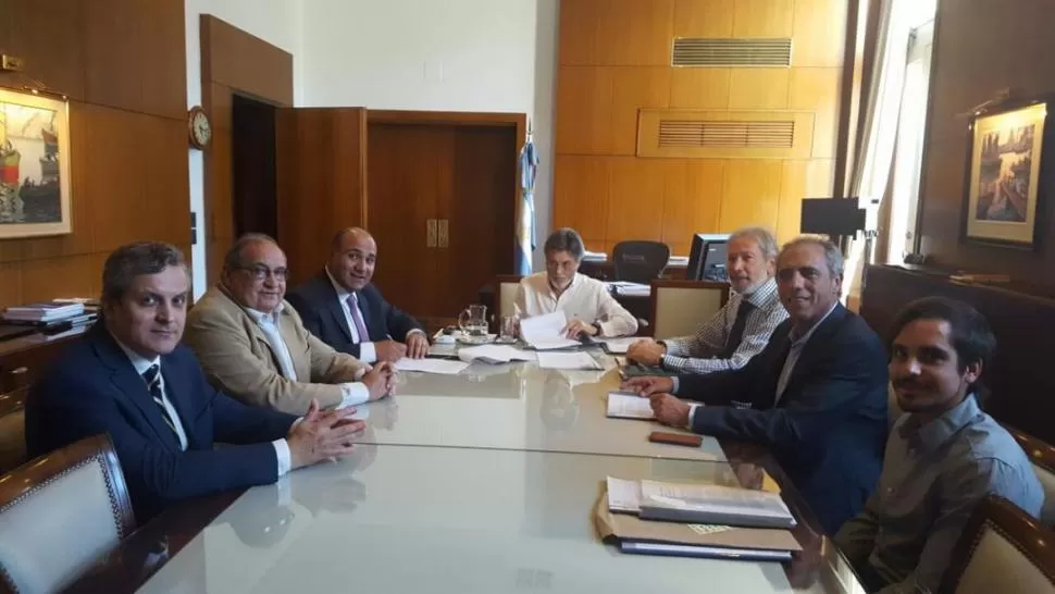 EN LA AFIP. Abad (centro), acompañado de sus técnicos, firma el convenio. A la izquierda, el fiscal Leiva, el ministro Garvich y el gobernador Manzur. 