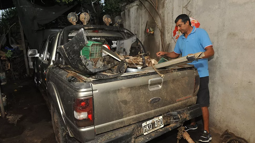 La camioneta de Martínez había quedado tapada de barro. LA GACETA/FOTO DE OSVALDO RIPOLL
