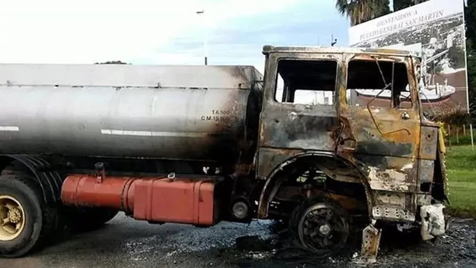 INCIDENTES. Luego de la maniobra del chofer, los compañeros del hombre asesinado prendieron fuego el camión. FOTO TOMADA DE INFOBAE.COM