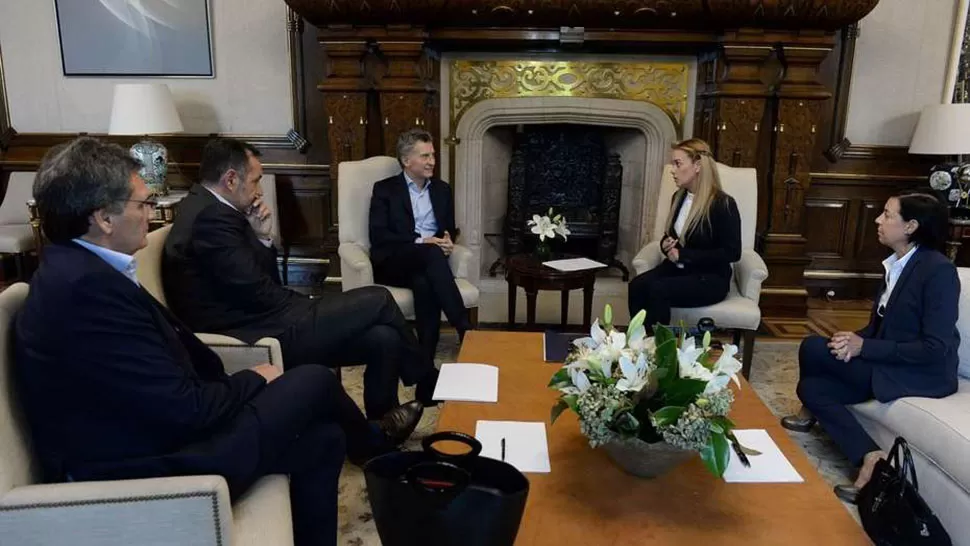 Mauricio Macri con Lilian Tintori, esposa del dirigente venezolano preso Leopoldo López. FOTO TOMADA DE CLARIN.COM