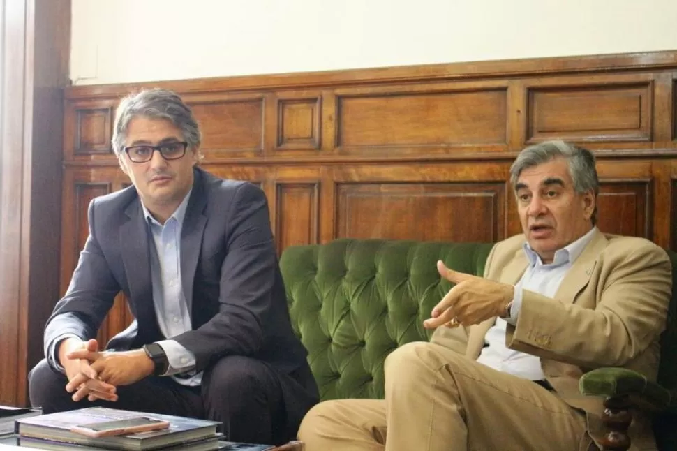 CON LA GACETA. Diego García, gerente comercial, y Mario Dell’ Acqua, presidente de Aerolíneas Argentinas, explican los planes que tiene la compañía. ente Tucumán turismo